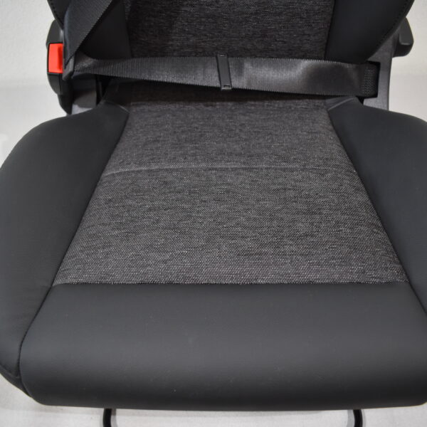 Aguti Fahrersitz Gis-Lounge F; schwarz (Kunstleder)/grau (Stoff)