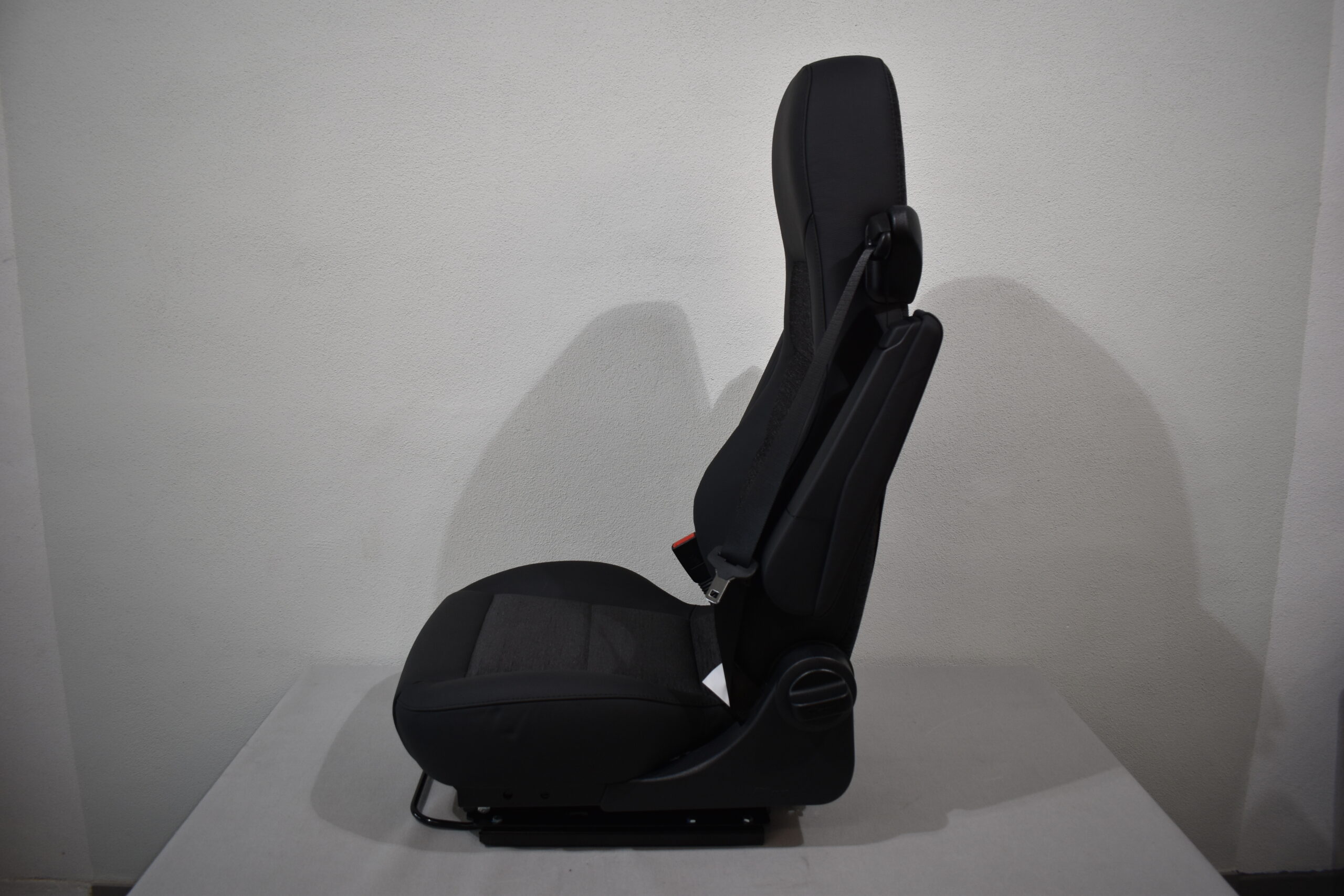 Aguti Fahrersitz Gis-Lounge F; schwarz (Kunstleder)/grau (Stoff)