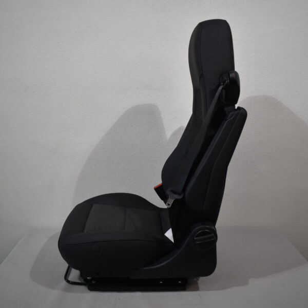 Aguti Fahrersitz Gis-Lounge F; schwarz (Kunstleder)/grau (Stoff)