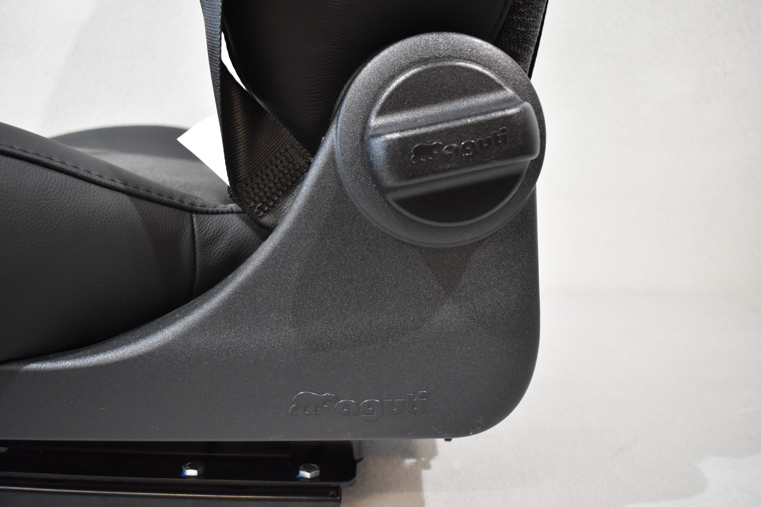 Aguti Fahrersitz Gis-Lounge F; schwarz (Kunstleder)/grau (Stoff)