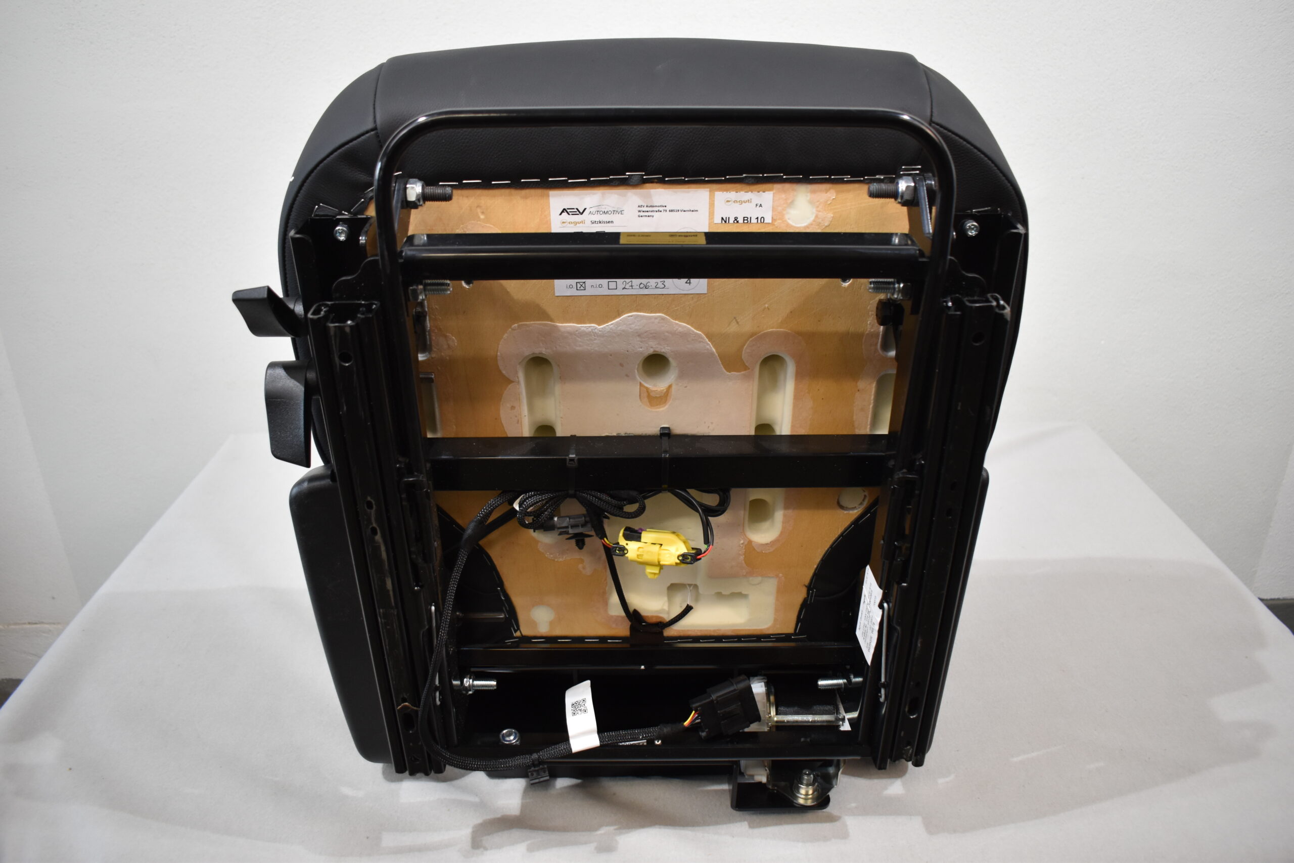 Aguti Fahrersitz Gis-Lounge F; schwarz (Kunstleder)/grau (Stoff)