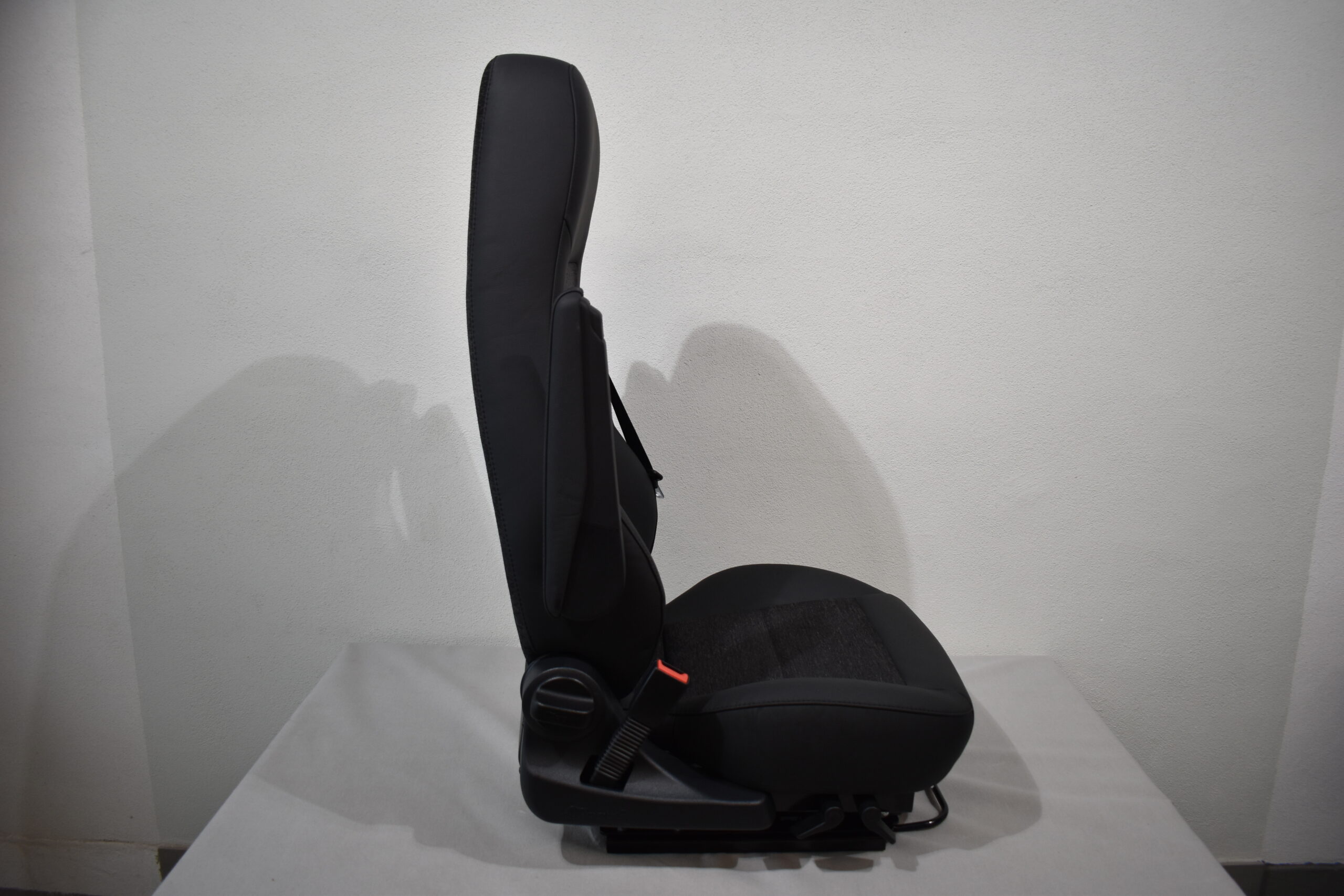 Aguti Fahrersitz Gis-Lounge F; schwarz (Kunstleder)/grau (Stoff)