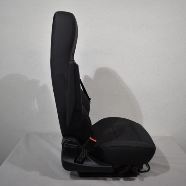 Aguti Fahrersitz Gis-Lounge F; schwarz (Kunstleder)/grau (Stoff)