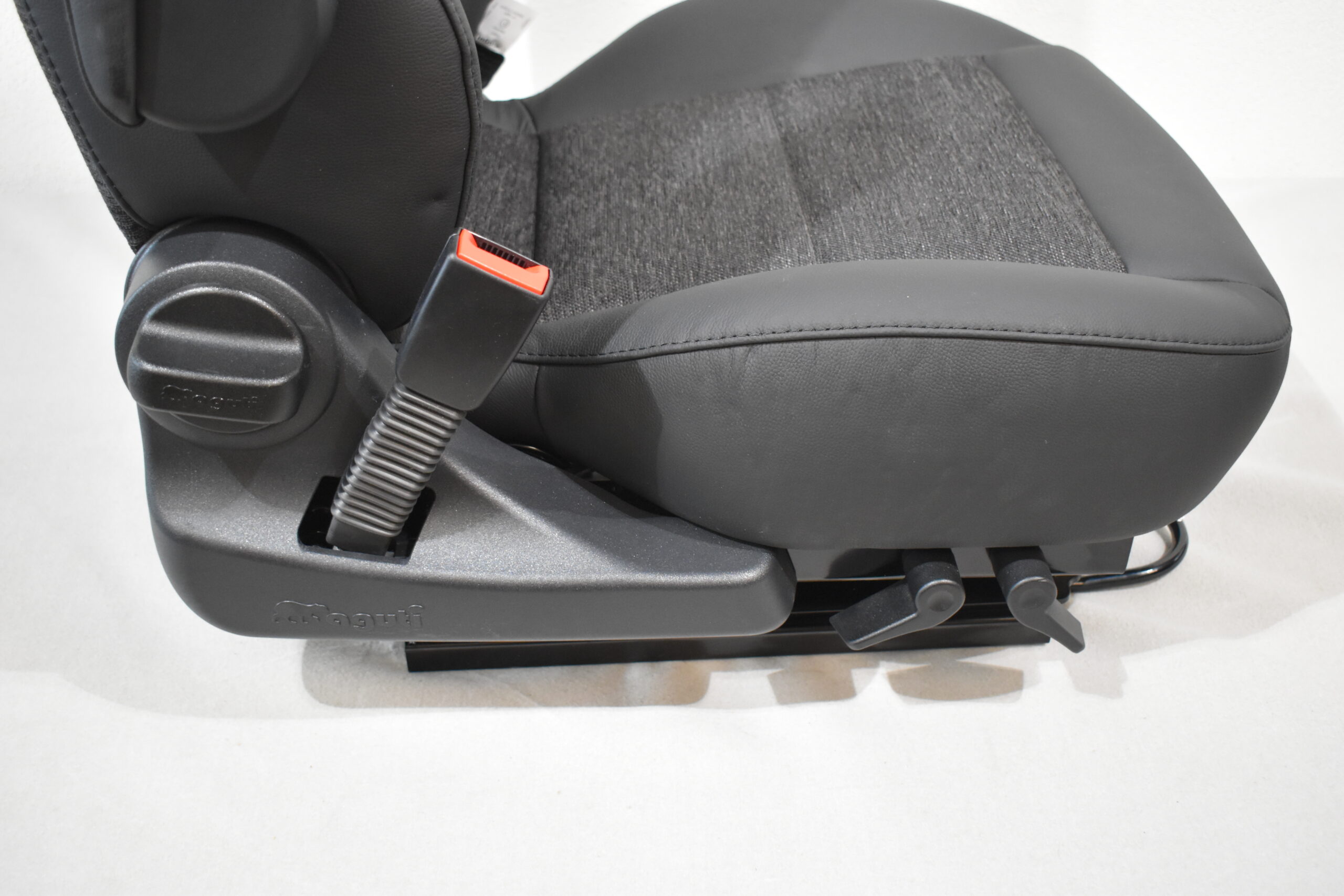 Aguti Fahrersitz Gis-Lounge F; schwarz (Kunstleder)/grau (Stoff)