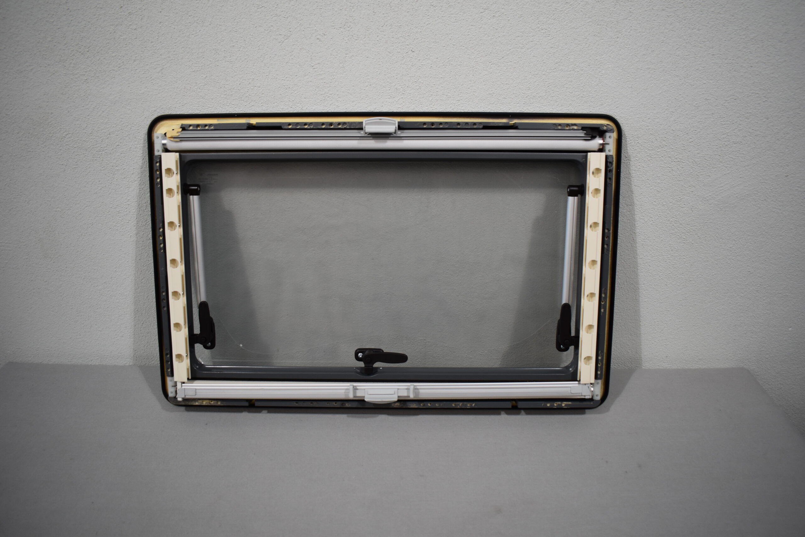 Dometic S4 Ausstellfenster 700x450mm; dunkel grau