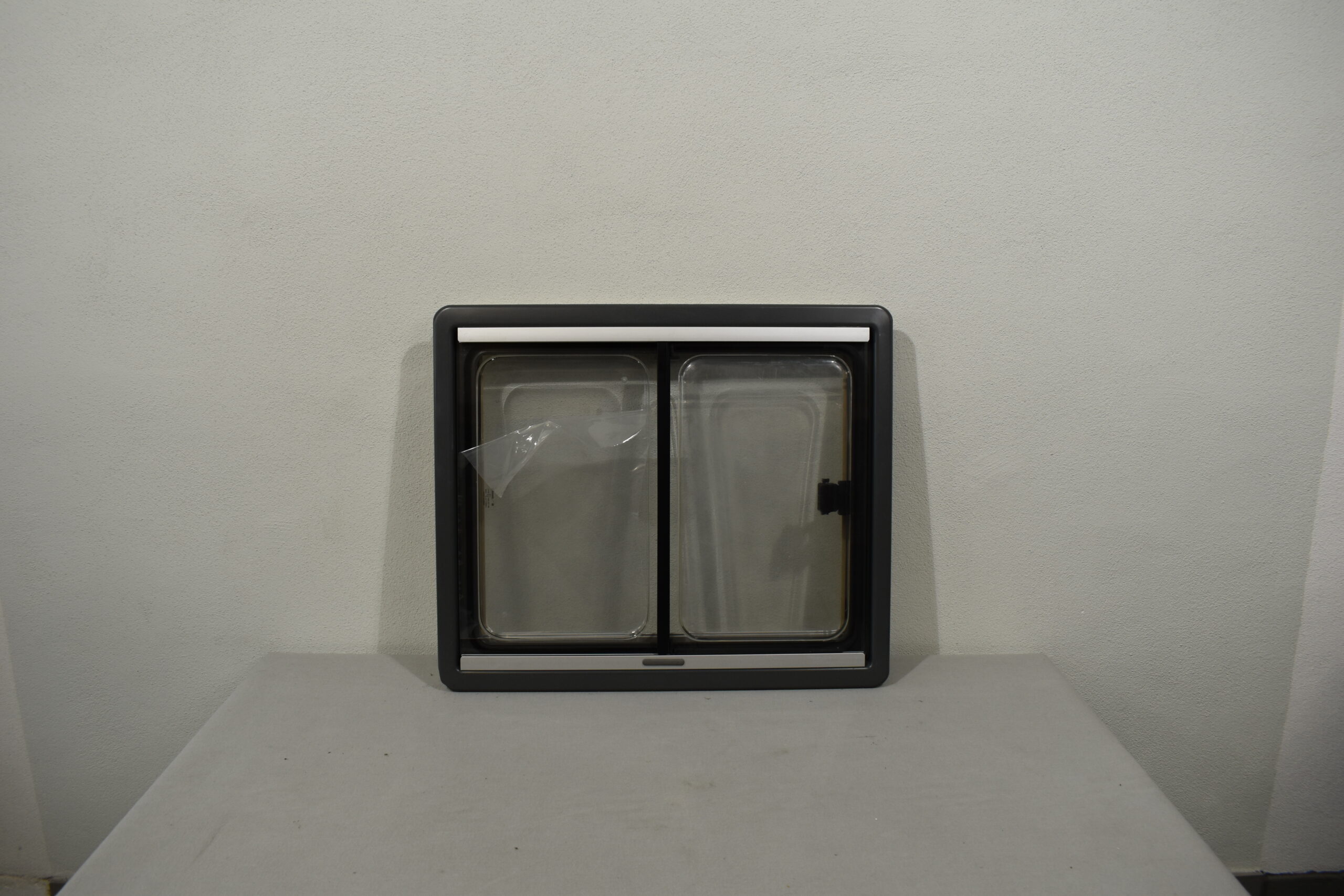Dometic Schiebefenster 700x600mm; dunkel grau
