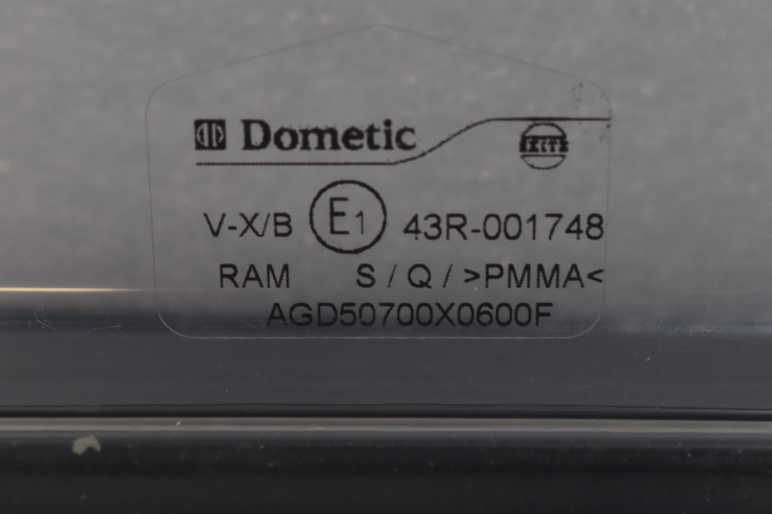 Dometic Schiebefenster 700x600mm; dunkel grau