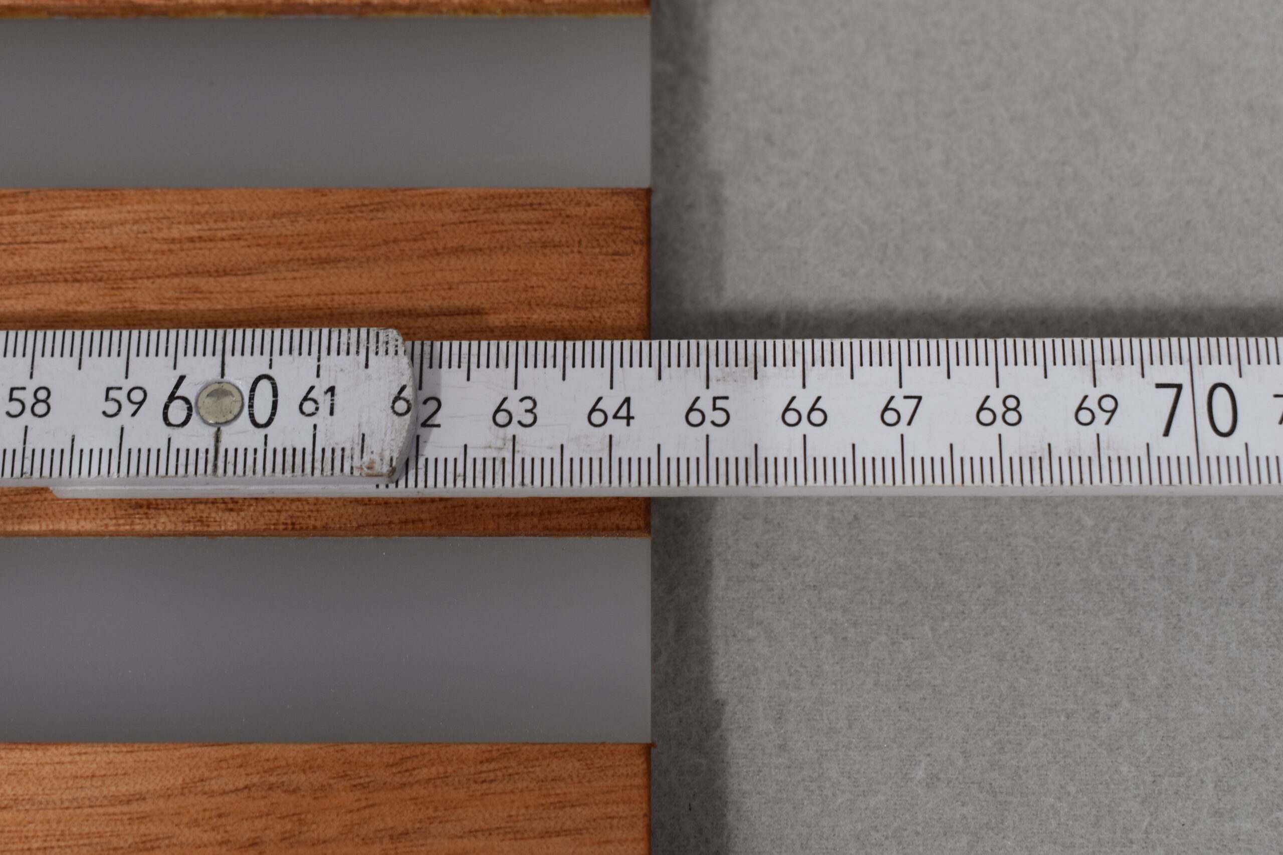 Klapptisch aus Plexiglas mit Holzstreben