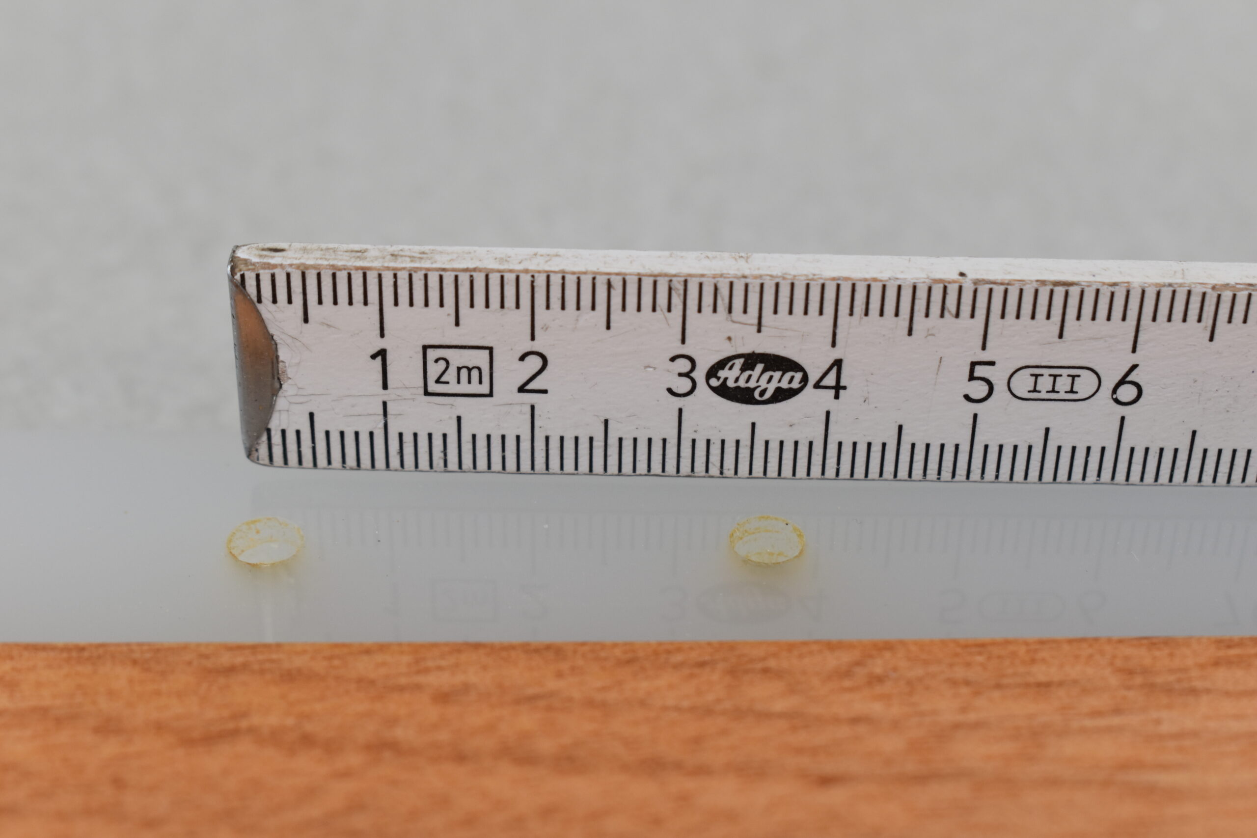 Klapptisch aus Plexiglas mit Holzstreben