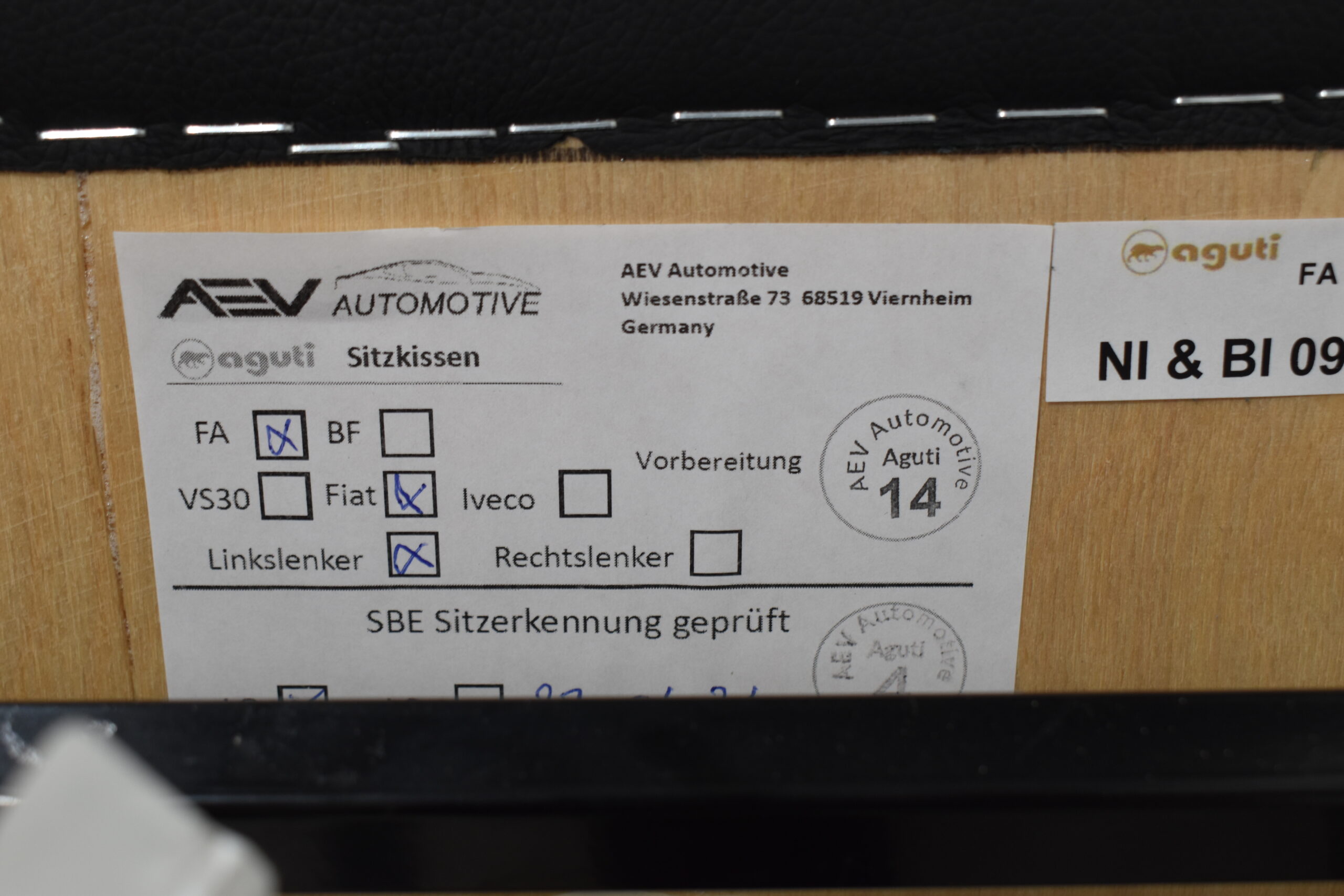 Aguti Fahrer und Beifahrersitz; schwarz/grau