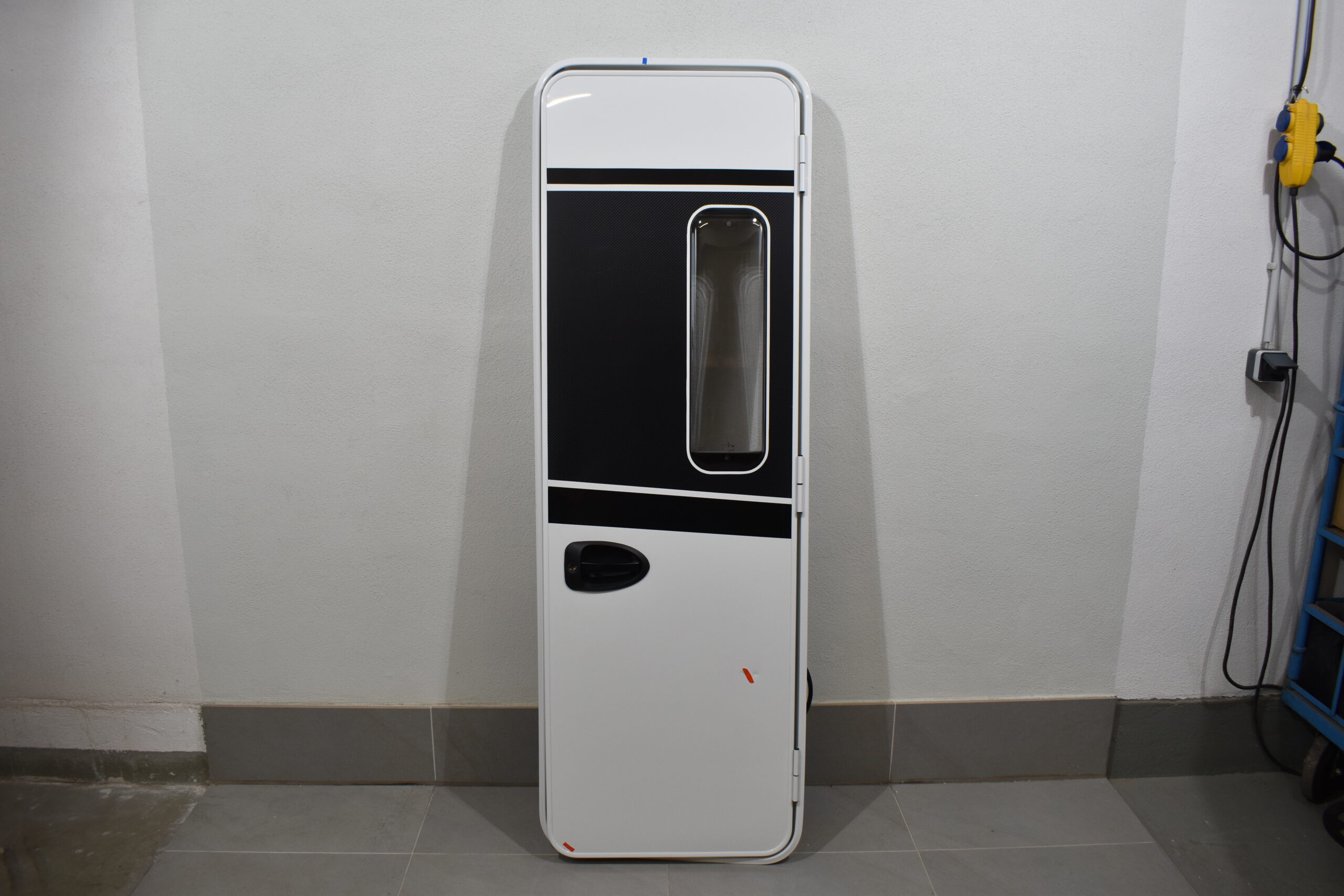 Arto Aufbautür 1810x600 mit Rahmen; weiß/schwarz – Bild 2