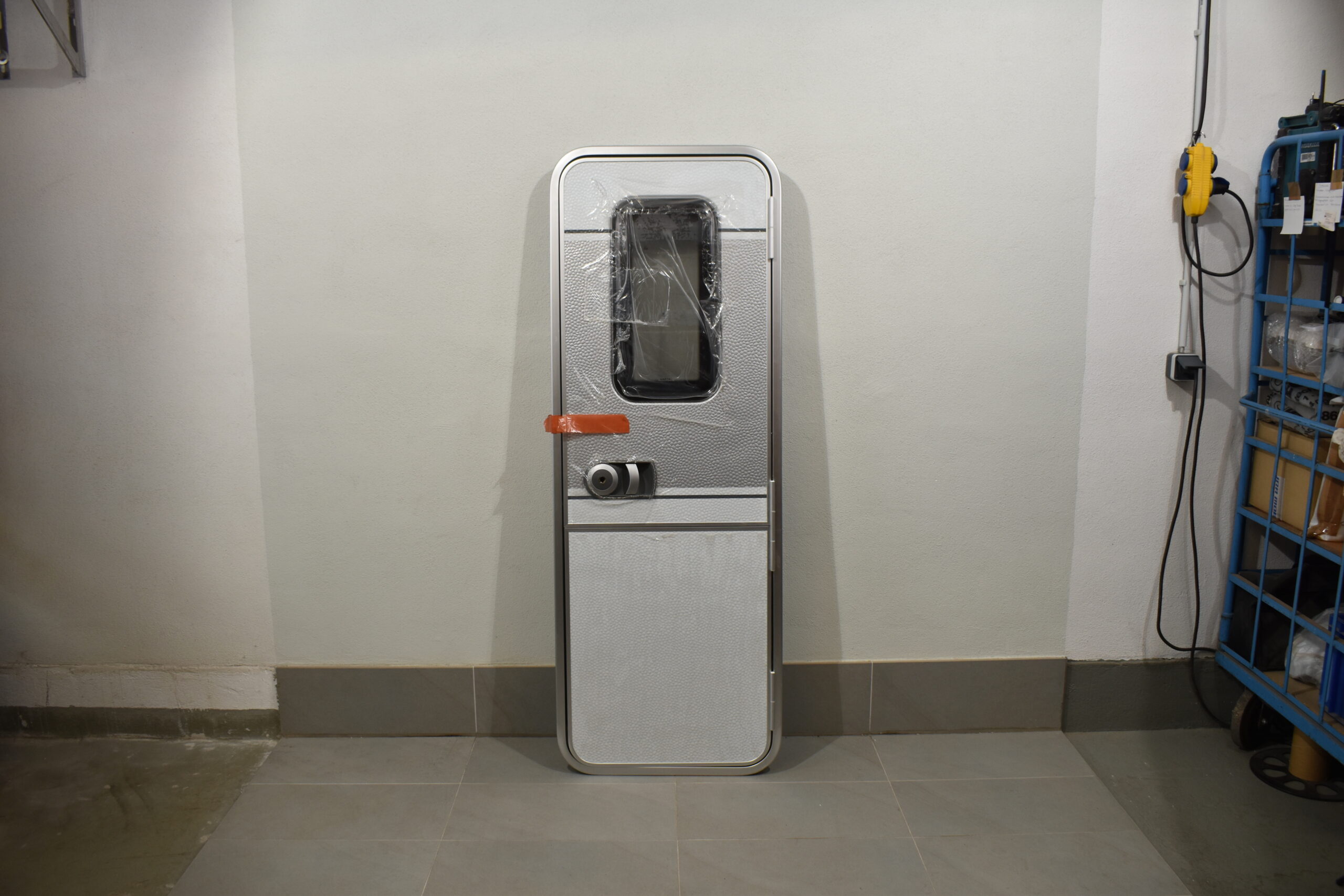 Knaus Aufbautür grau/weiß 600x1720mm