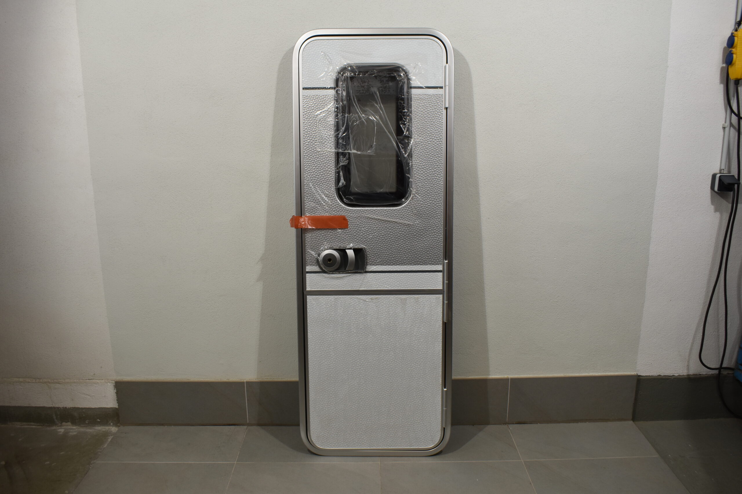 Knaus Aufbautür grau/weiß 600x1720mm – Bild 2