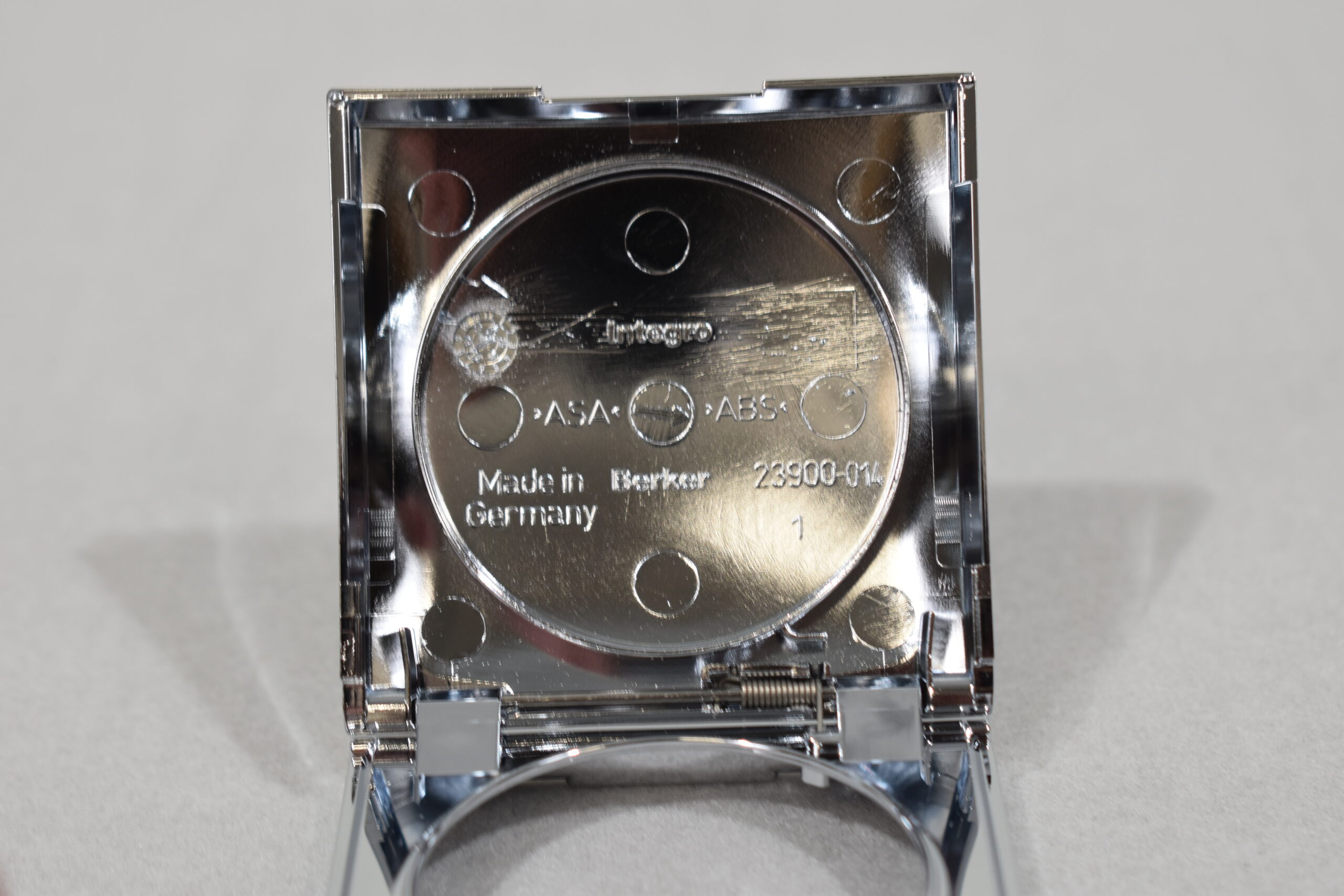 Berker Rahmen mit Klappdeckel; Chrom glänzend – Bild 3