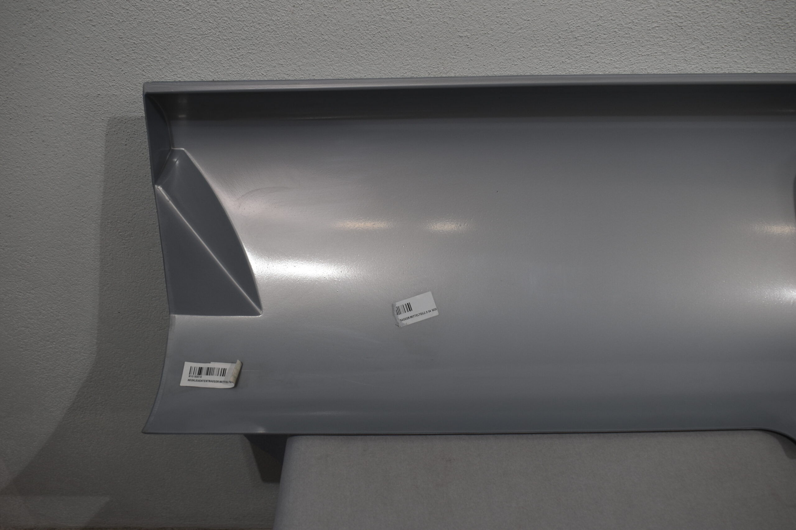 Heckleuchtenträger Mittelteil; grau – Bild 7