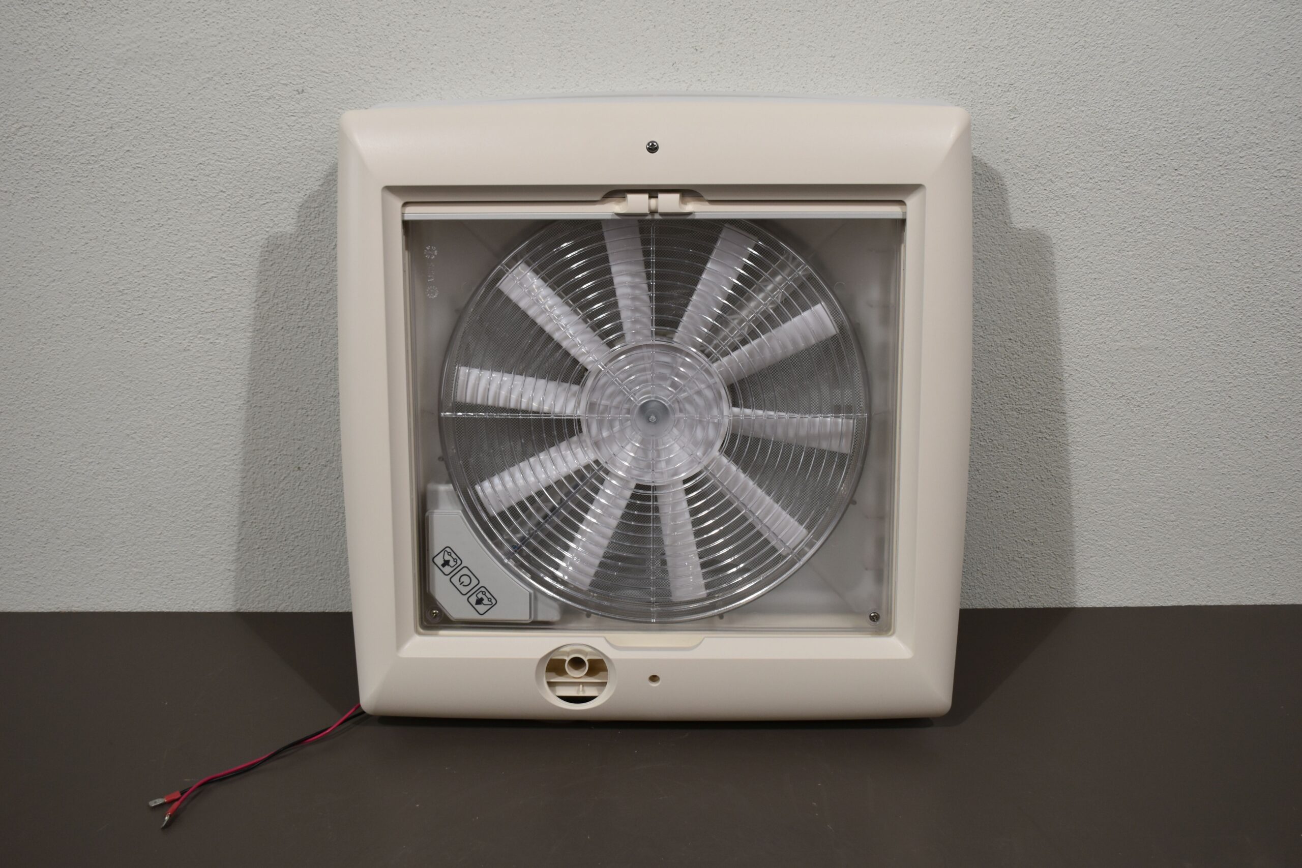 Thule Dachhaube mit 12 Volt Ventilator 400x400mm – Bild 2