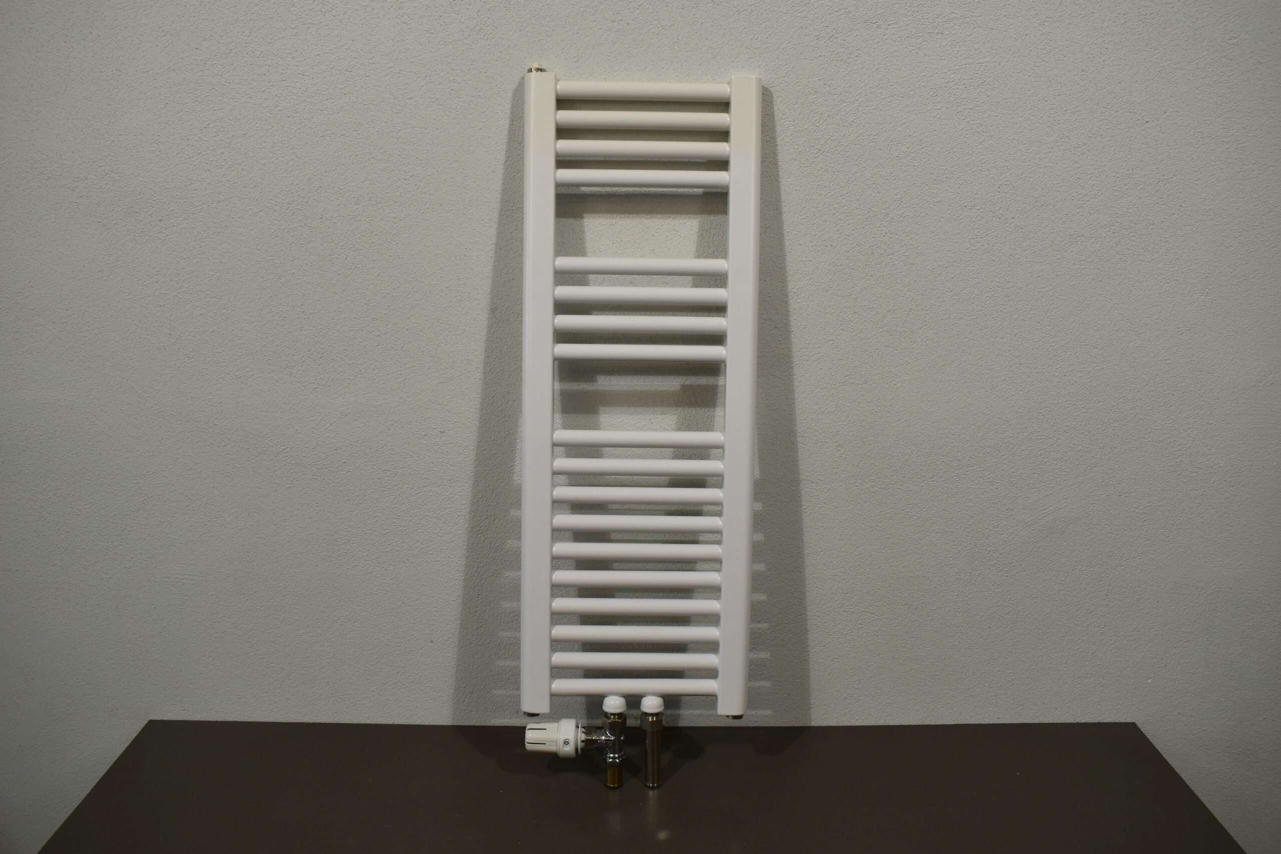 Heizkörper mit Anschluss 827x300mm – Bild 2