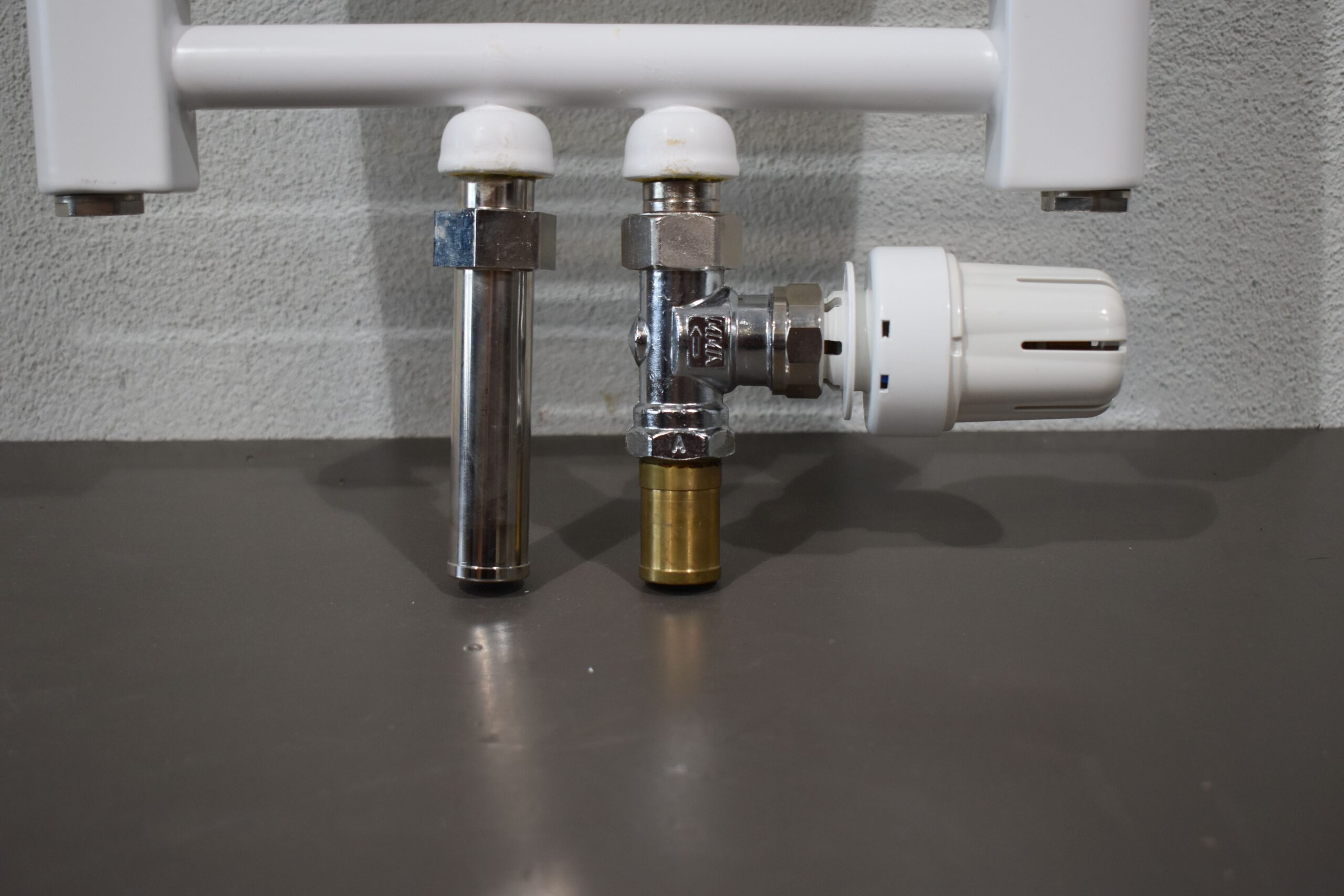 Heizkörper mit Anschluss 827x300mm – Bild 5