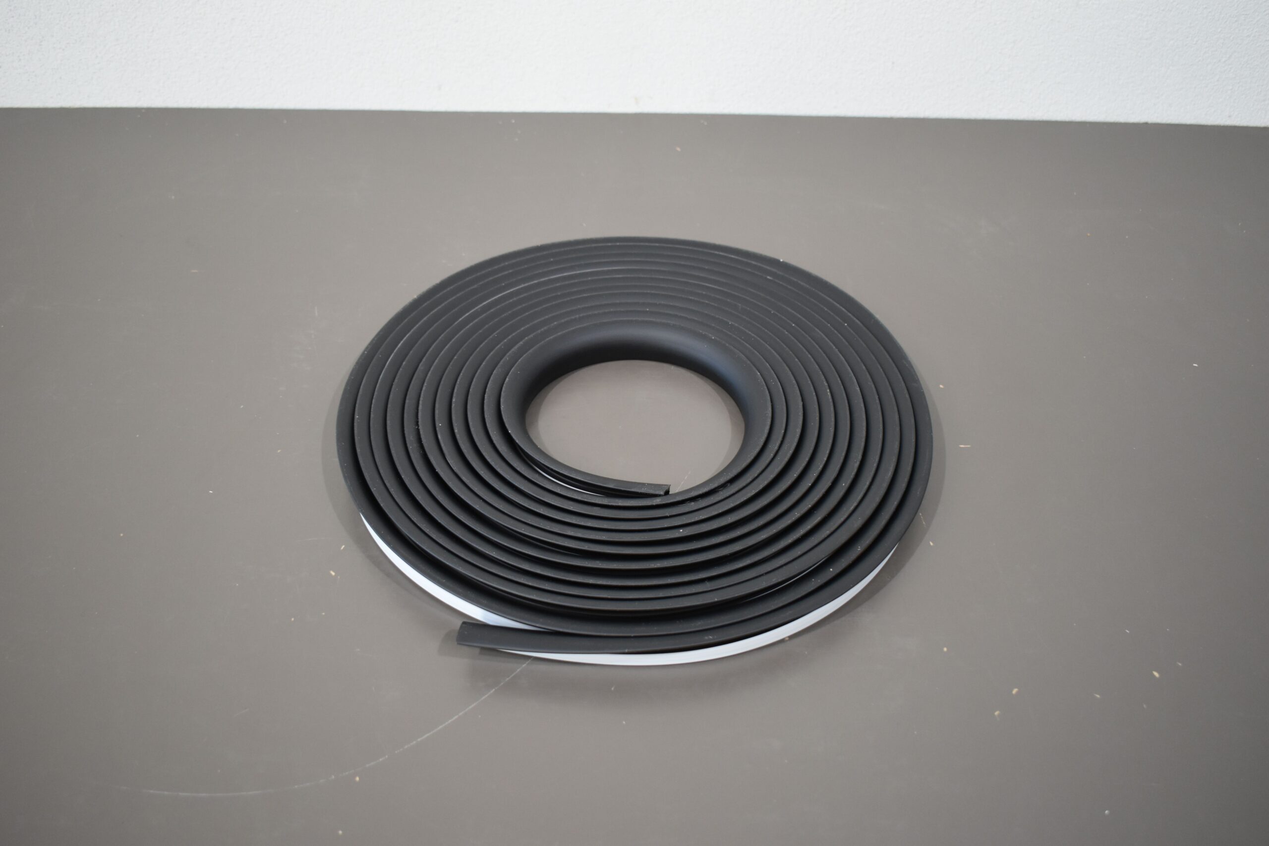 Mekuwa Poliplastic Gummiprofil für Ausstellfenster; 8m – Bild 3