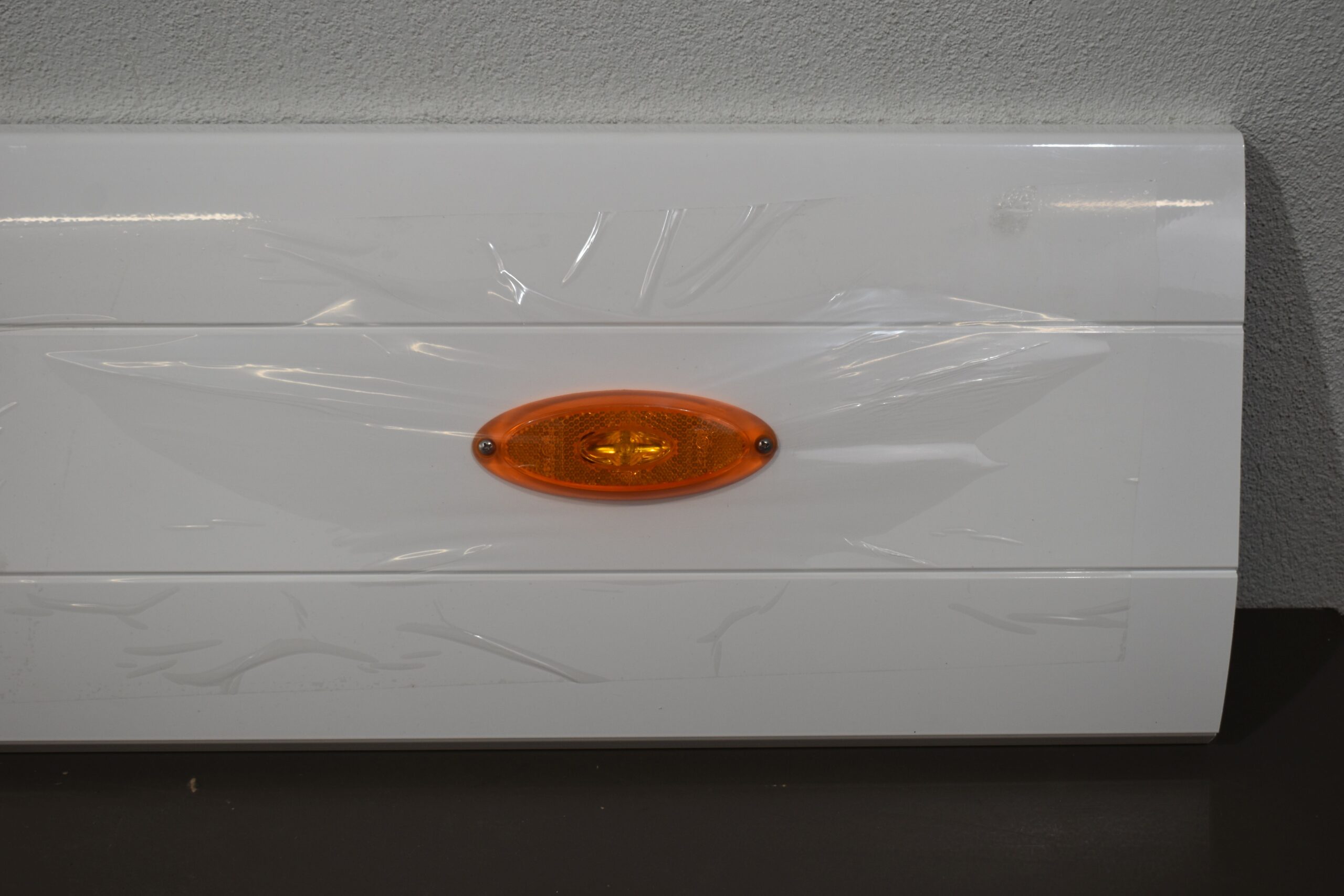 Wohnmobil Schürze mit Positionsleuchte; weiß; 270x1350mm – Bild 4