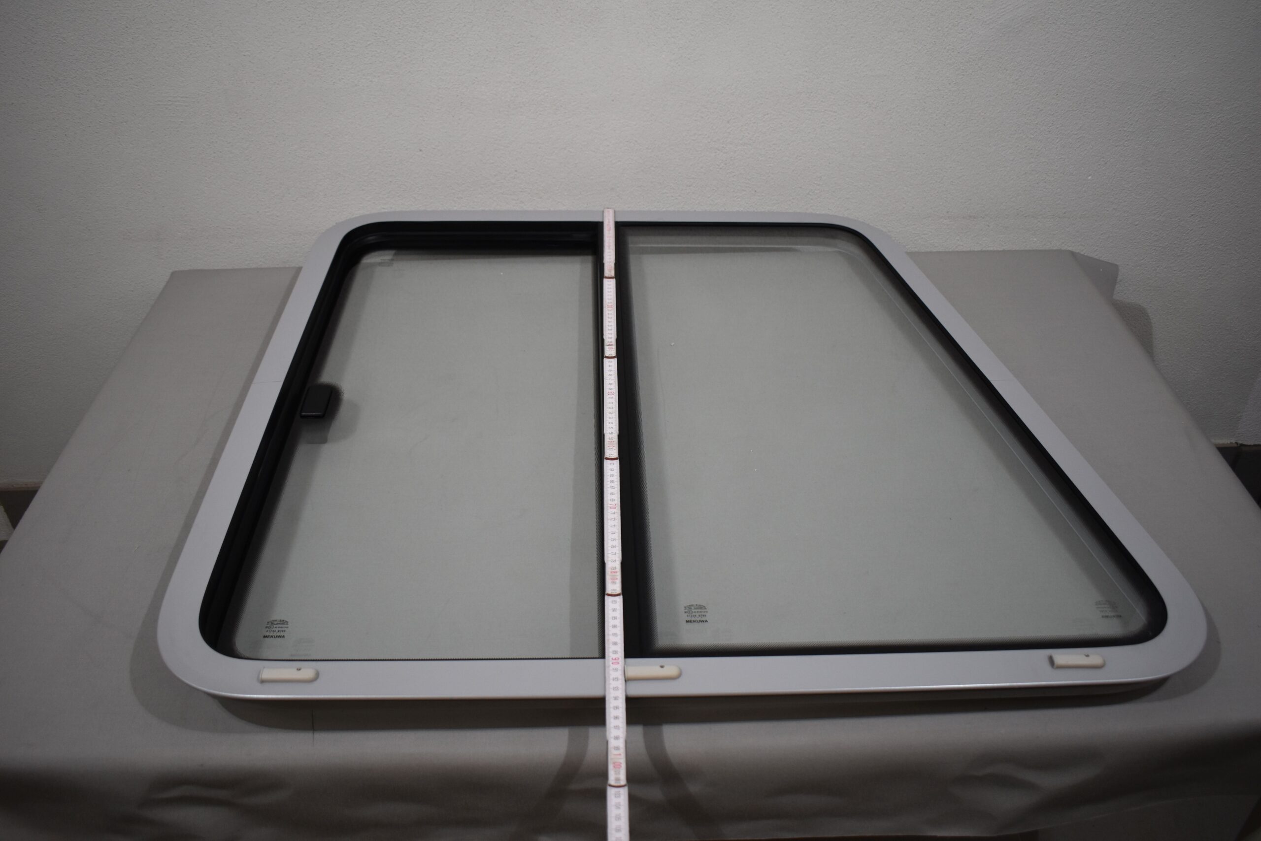 Mekuwa Schiebefenster Beifahrerseite H= 935 x B oben= 860 x B unten= 990mm – Bild 7