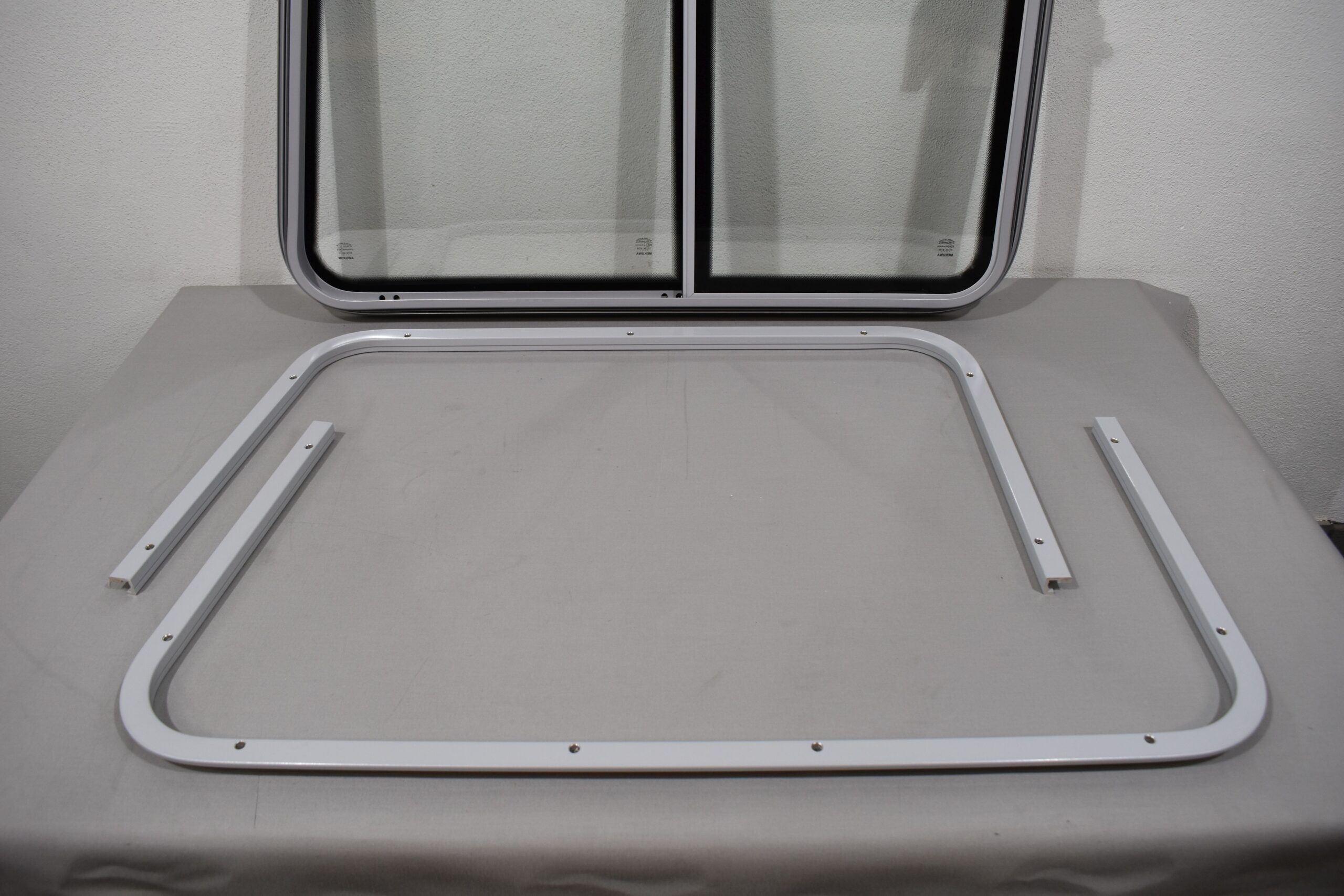 Mekuwa Schiebefenster Beifahrerseite H= 935 x B oben= 860 x B unten= 990mm – Bild 16