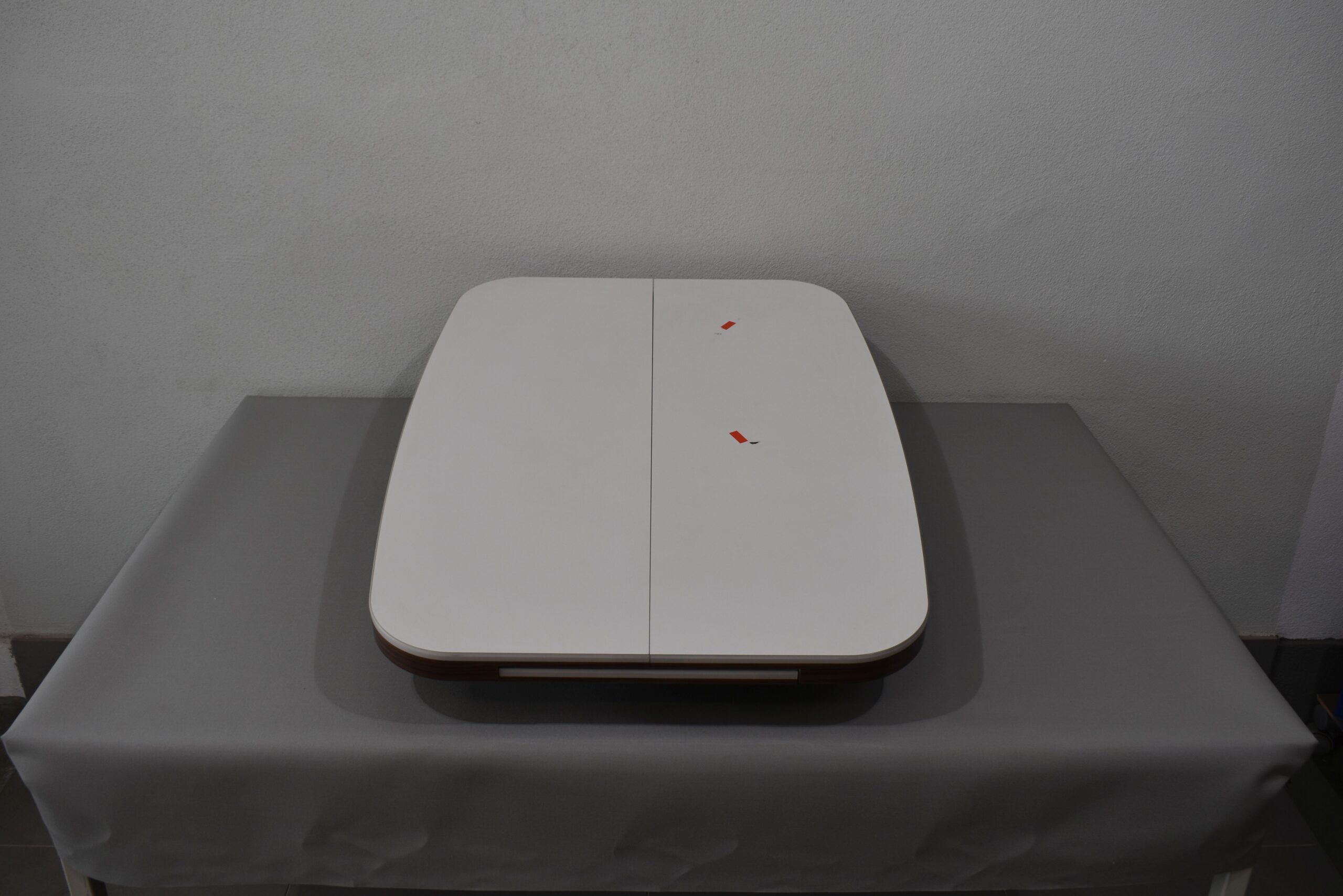 Tischplatte ausziehbar weiß/dunkel braun; 45x868x640mm für Wohnmobil