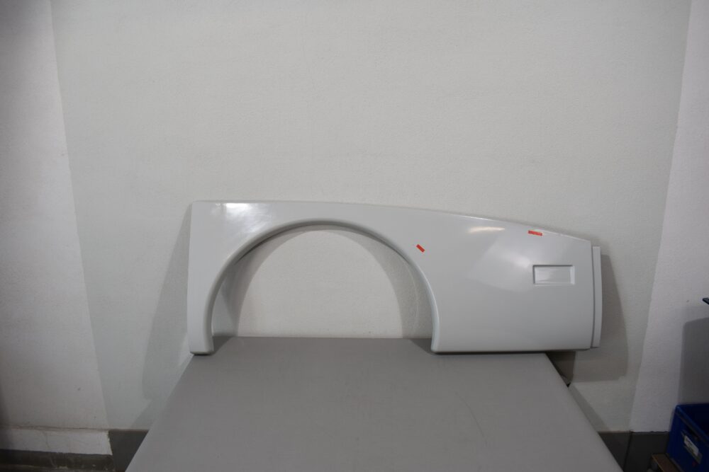 Niesmann und Bischoff Radlaufblende vorne rechts 1625x601x59