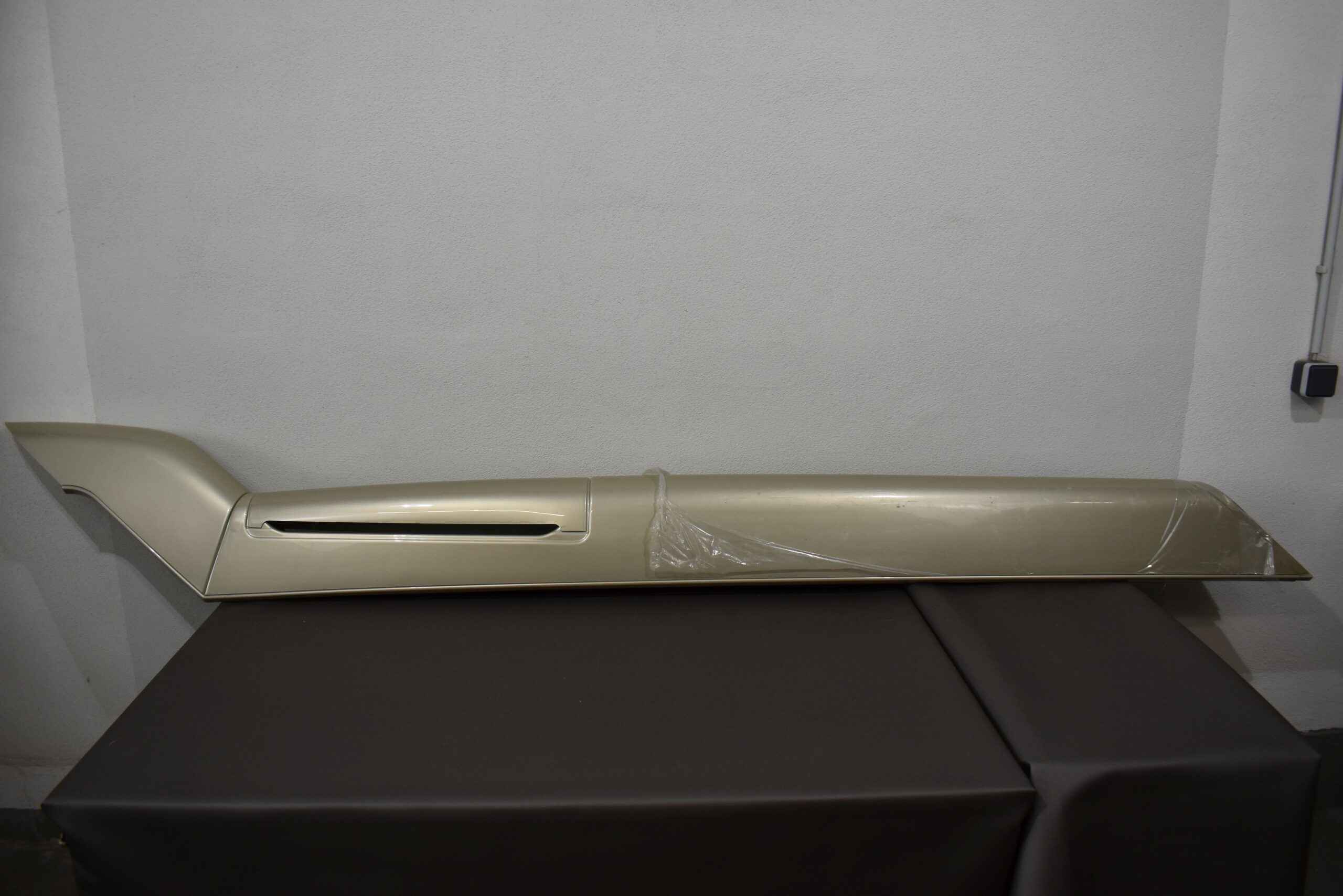 Eura Mobil Seitenverkleidung gold; 2330x190mm – Bild 2