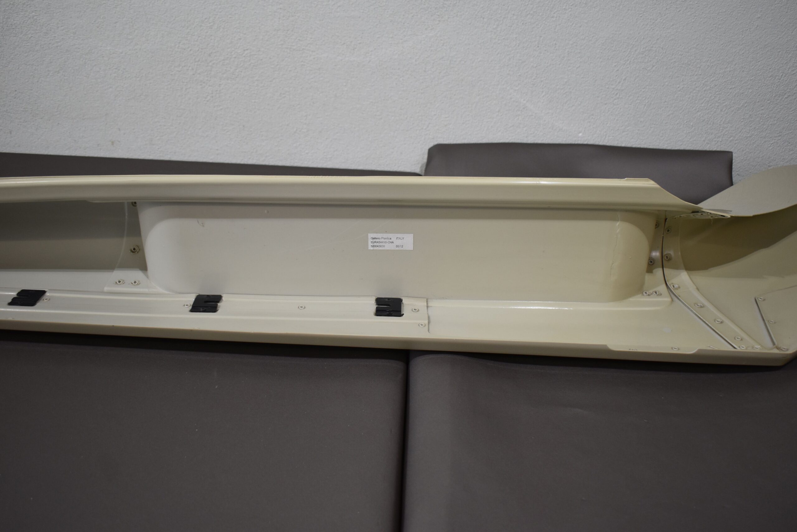 Eura Mobil Seitenverkleidung gold; 2330x190mm – Bild 13