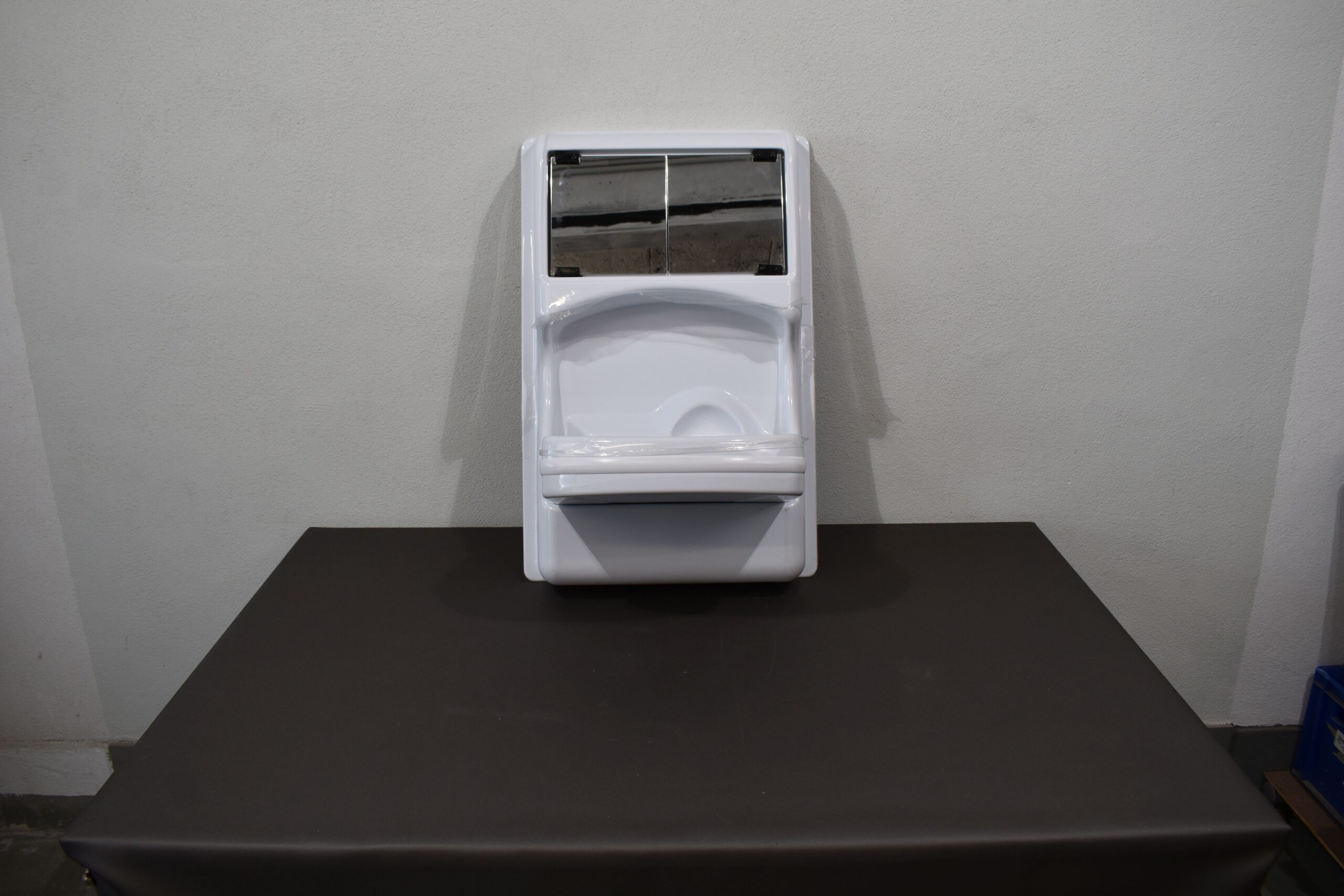 Reimo Klappwaschbecken mit Spiegel und Stauraum