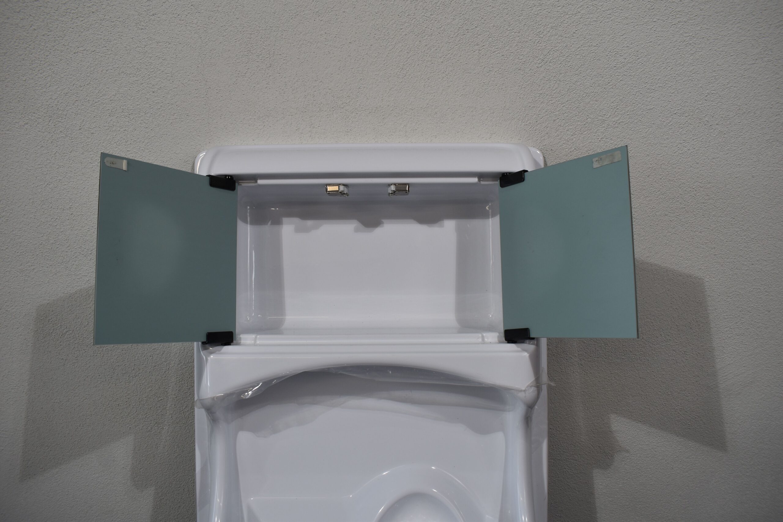 Reimo Klappwaschbecken mit Spiegel und Stauraum – Bild 4