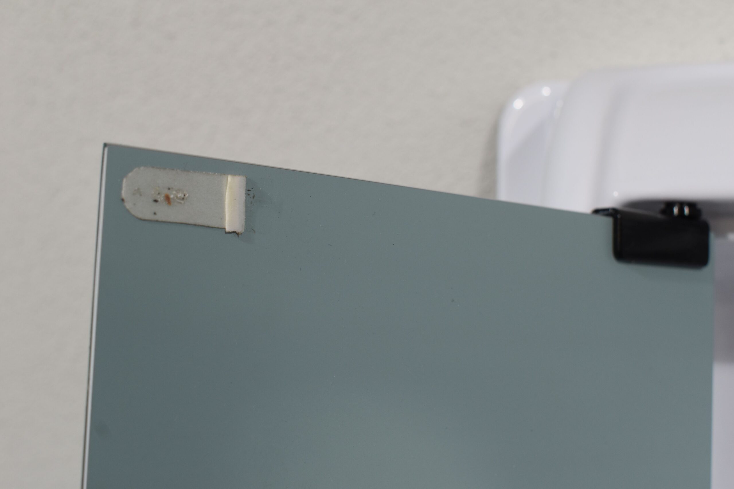 Reimo Klappwaschbecken mit Spiegel und Stauraum – Bild 6