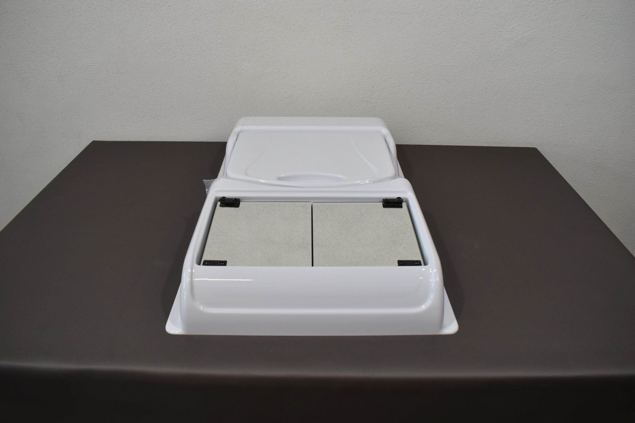 Reimo Klappwaschbecken mit Spiegel und Stauraum – Bild 12