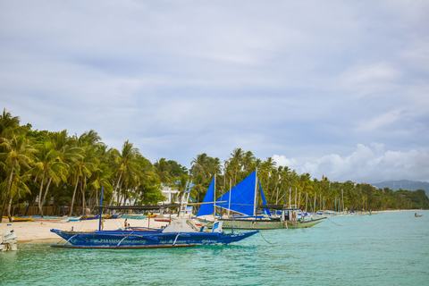 Både ved White Beach på Boracay