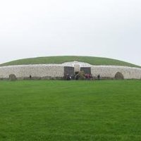 Brú na Bóinne by Ian Cade