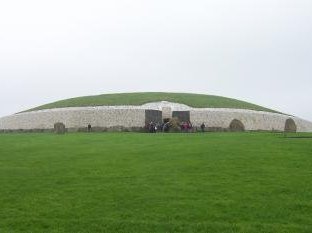 Brú na Bóinne by Ian Cade