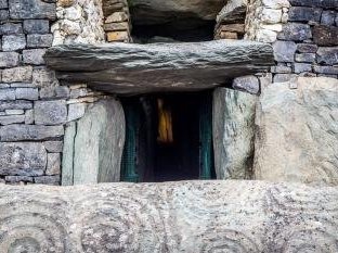 Brú na Bóinne by Michael Turtle