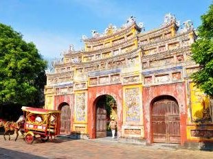 Hué by Frederik Dawson