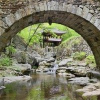 Sansa, Buddhist Mountain Monasteries by Clyde