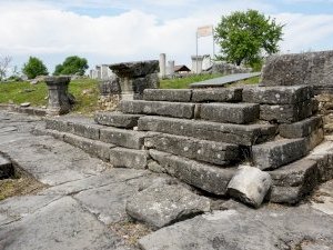 The ancient town of Nicopolis ad Istrum by Lisu Marian