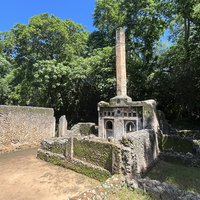 Stone pillar tomb at Gedi