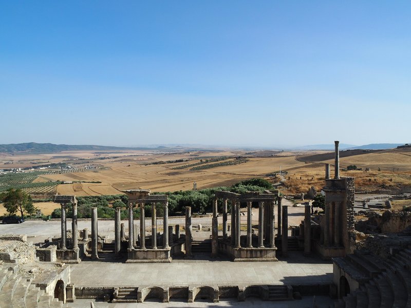 Le théâtre de Dougga dans son paysage