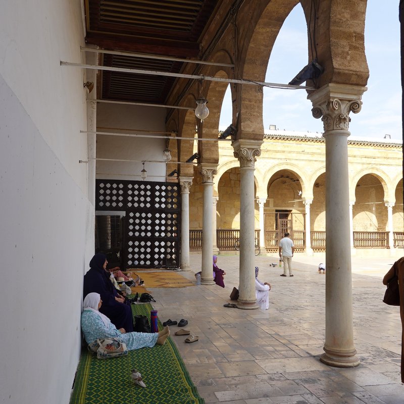 Scène de prière dans la grande mosquée Jemaa ez-Zitouna