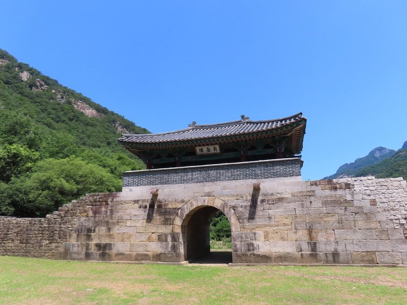 The mountain fortresses in central Korea have unique defensive system, in diverse forms, which make the best use of their topography and demonstrate distinctive technique in construction throughout the ages.