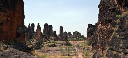 Falaises de Banfora associées aux pics de Sindou