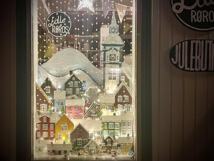 shop window showcasing a wintery miniature version of Røros