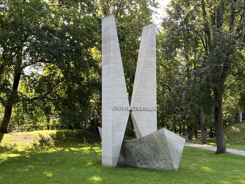 Struve sculpture Tartu