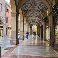 Bologna: Portici di piazza Cavour e via Farini