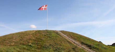 VIKING MONUMENTS AND SITES / Jelling mounds, runic